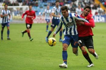 Luis Fernández pelea la pelota con un defensa del Mallorca. (Foto: DXT)