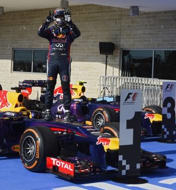 Sebastian Vettel celebra subido a su Red Bull su octavo triunfo seguido, un nuevo récord. (Foto: LARRY W. SMITH)