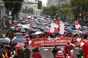 Los manifestantes recorrieron el centro de Madrid bajo la intensa lluvia. (Foto: JUAN CARLOS HIDALGO)