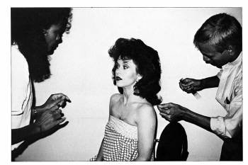 Jane Fonda retocada por el peluquero, vista por la cámara de Andy Warhol. (Foto: ANDY WARHOL)