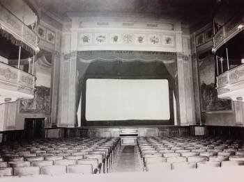El Teatro Principal, de 1839, fue inaugurado como teatro; sufrió numerosas reformas, en una de ellas, para adecuarlo al cine quitaron las plateas del primer piso.  (Foto: ARQUIVO HISTÓRICO PROVINCIAL)
