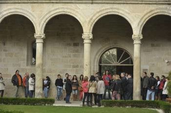 Un grupo de visitantes durante unha das actividades organizadas pola Ruta do Viño do Ribeiro.