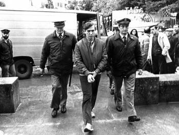 Félix Vidal Anido, 'el violador del estilete', entrando a la Audiencia de Lugo en 1987. (Foto: JOSÉ MARÍA ÁLVEZ)