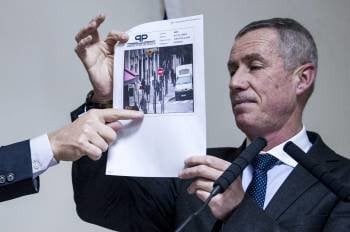 François Molins, fiscal de París, muestra una foto del sospechoso. (Foto: LAURENT)