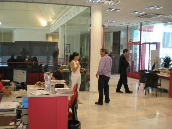 Clientes en el interior de una oficina bancaria. (Foto: ARCHIVO)