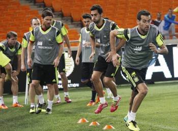 Los internacionales españoles, ayer durante el entrenamiento en el Soccer City. (Foto: KIM LUDBROOK)