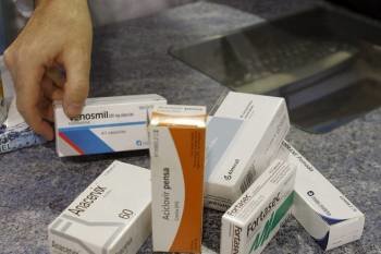 Un grupo de medicamentos para reciclaje, en manos de un farmacéutico.