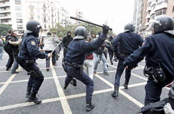 Varios policías cargan contra un grupo de manifestantes. (Foto: MANUEL BRUQUE)