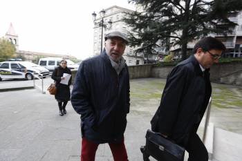 Monedero (izda.) y su abogado entran en el Pazo de Xustiza. (Foto: XESÚS FARIÑAS)