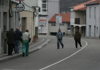 Una de las calles de Bande utilizadas tradicionalmente para aparcar, libre de coches. (Foto: MARCOS ATRIO)