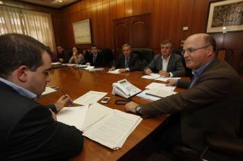 El presidente de la Diputación ourensana, Manuel Baltar, preside la reunión del Inorde, ayer en la institución provincial. (Foto:  XESÚS FARIÑAS)
