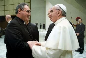 Gil Tamayo saluda al papa Francisco durante una audiencia podo después de la elección del pontífice. 
