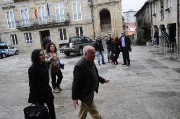 El alcalde de Beade, acompañado de su hija, antes de entrar en el Juzgado. (Foto: Martiño Pinal)