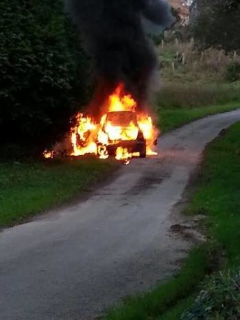 El vehículo de Dorgambide quemado por los secuestradores. (Foto: DIARIO DE AROUSA)