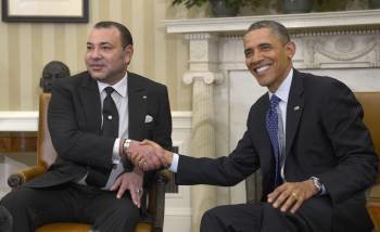 El rey marroquí Mohamed VI y el presidente estadounidense se saludan ante los medios. 