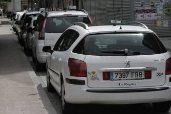 Taxis a la espera de clientes en la parada del Parque de San Lázaro en Ourense. (Foto: MIGUEL ÁNGEL)
