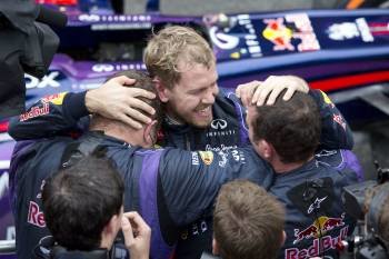 Sebastian Vettel celebra la victoria en Brasil con los miembros de la escudería austriaca Red Bull. (Foto: SEBASTIAO MOREIRA)