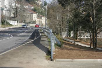 La escollera y acera serán construidas a la altura del Ponte do Melo, en la margen derecha de la imagen. (Foto: MARCOS ATRIO)
