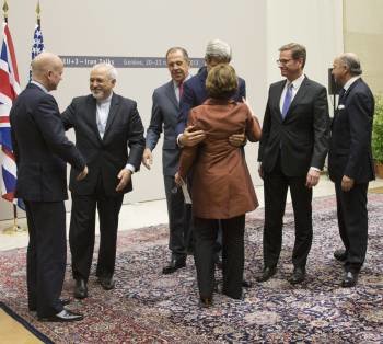 Kerry abraza a la jefa de la diplomacia europea, Catherine Ashton, en Ginebra. (Foto: STRINGER.)