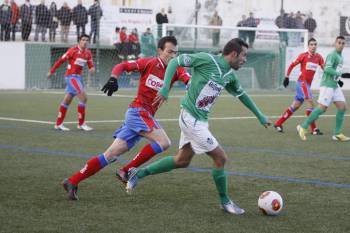 Borja Yebra persigue a Moreira en la jugada que culminaría con el gol del empate del Guijuelo, el 1-1.