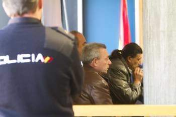 Los acusados del crimen de Cabral, en la sala de vistas, durante el juicio. (Foto: VICENTE)