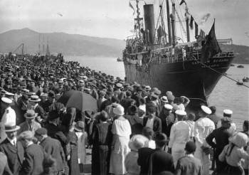 Un barco de emigrantes parte rumbo a Argentina a principios del siglo XX.