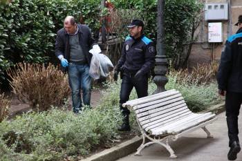 Un miembro de la Policía Científica de la Comisaría recogió prendas en los jardines de Padre Feijóo. (Foto: JOSÉ PAZ)
