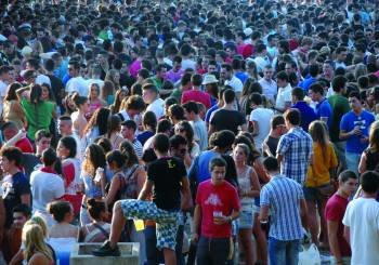 Decenas de jóvenes se reúnen en un macrobotellón celebrado en Andalucía.