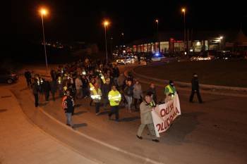 La pancarta 'OU-105. Solucións xa' precedió la marcha de protesta, que provocó retenciones de tráfico en la zona. (Foto: JOSÉ PAZ)