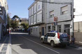 Un coche de la Guardia Civil, en una calle San Roque libre de puestos y gente, vigilando. Al fondo, puestos de la feria. (Foto: XESÚS FARIÑAS)