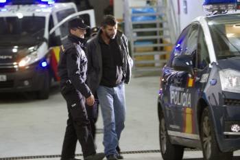 Saturnino Marcos Cerezo, a su salida ayer de la Comisaría de Vigo. (Foto: SALVADOR SAS)