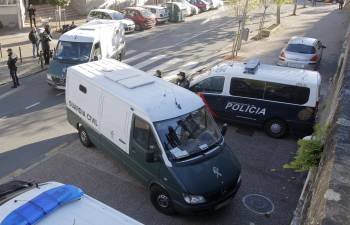 Los furgones que trasladaban a Porto y Basterra, llegando a los juzgados de Santiago. (Foto: XOÁN REY)