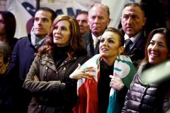 Francesca Pascale, segunda por la derecha, asiste a una protesta a favor de Berlusconi. (Foto: LAVANDEIRA JR.)