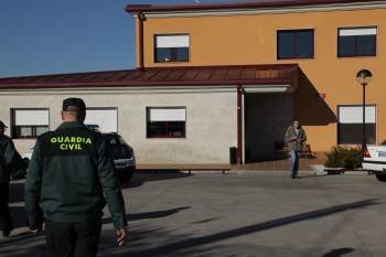 La Guardia Civill, ayer  en la residencia donde vive Pérez Bravo. (Foto: JOSÉ PAZ)