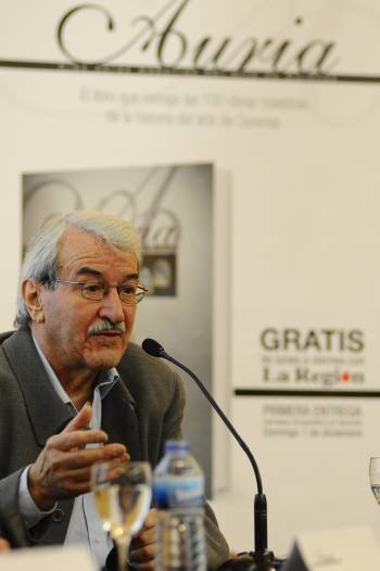 Francisco Pablos, uno de los autores del libro, el jueves en su presentación. (Foto: MARTIÑO PINAL)