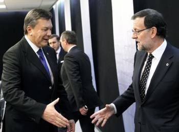 Rajoy saluda al presidente de Ucrania, Víctor Yanukóvich. (Foto: CHEMA MOYA)