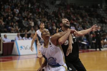 Kale pelea un balón en la zona abrazado al jugador del Lleida Alzamora (Foto: DIARI SEGRE)
