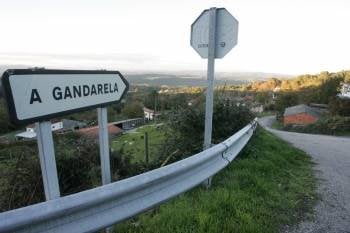 En el pueblo de A Gandarela, parroquia de Castromao, se conectarán a la red un grupo de cinco viviendas. (Foto: MARCOS ATRIO)