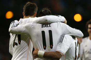 Bale celebra con los compañeros el cuarto gol del partido. (Foto: JAVIER LIZÓN)