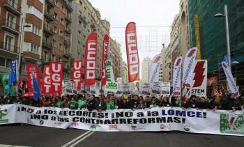 Cabecera de la manifestación de ayer en Madrid y, a la derecha, un grupo de estudiantes reclamando una huelga general de tres días. (Foto: VÍCTOR LERENA)