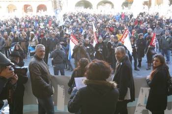 Lectura del manifiesto por Nati Borrajo ante la mirada de los manifestantes en la Praza Maior. (Foto: JOSÉ PAZ)