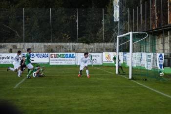 Manu ya remató la jugada que supuso el 1-0 en Espiñedo ante la mirada de Mauro, del Covadonga. (Foto: EDU BANGA)