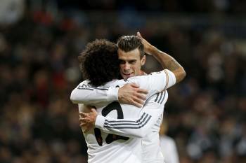 Bale celebra con Marcelo uno de los tres goles contra el Valladolid. (Foto: JAVIER LIZÓN)