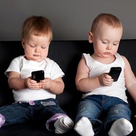 Pediatras alertan en Japón del riesgo de que los bebés usen 'smartphones'