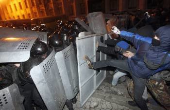 Un grupo de manifestantes se enfrenta al cordón policial.  (Foto: SERGEY DOLZHENKO)