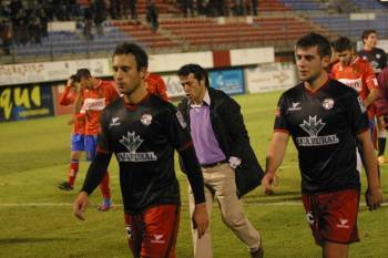 El entrenador del Ourense, jurando en arameo camino de vestuarios al finalizar el partido. (Foto: FOTOS: JOSÉ PAZ)