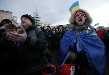 Varias personas protestan a favor de la integración de Ucrania en la Unión Europea. (Foto: ANATOLY MALTSEV)