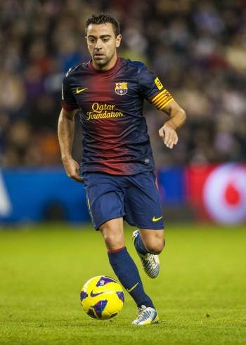 Xavi conduce el balón durante un partido del Barcelona.