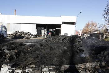 El incendio comenzó en los neumáticos de la forografía, en el exterior del taller. (Foto: XESÚS FARIÑAS)