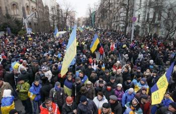 Una multitud se concentra frente a la oficina presidencial durante una protesta en Kiev. (Foto: SERGEV DOLZHENKO)